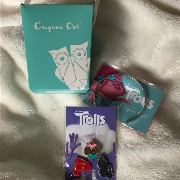 *price drop* Trolls bracelet & 3 pins! NIP $18 - Picture 2 of 6